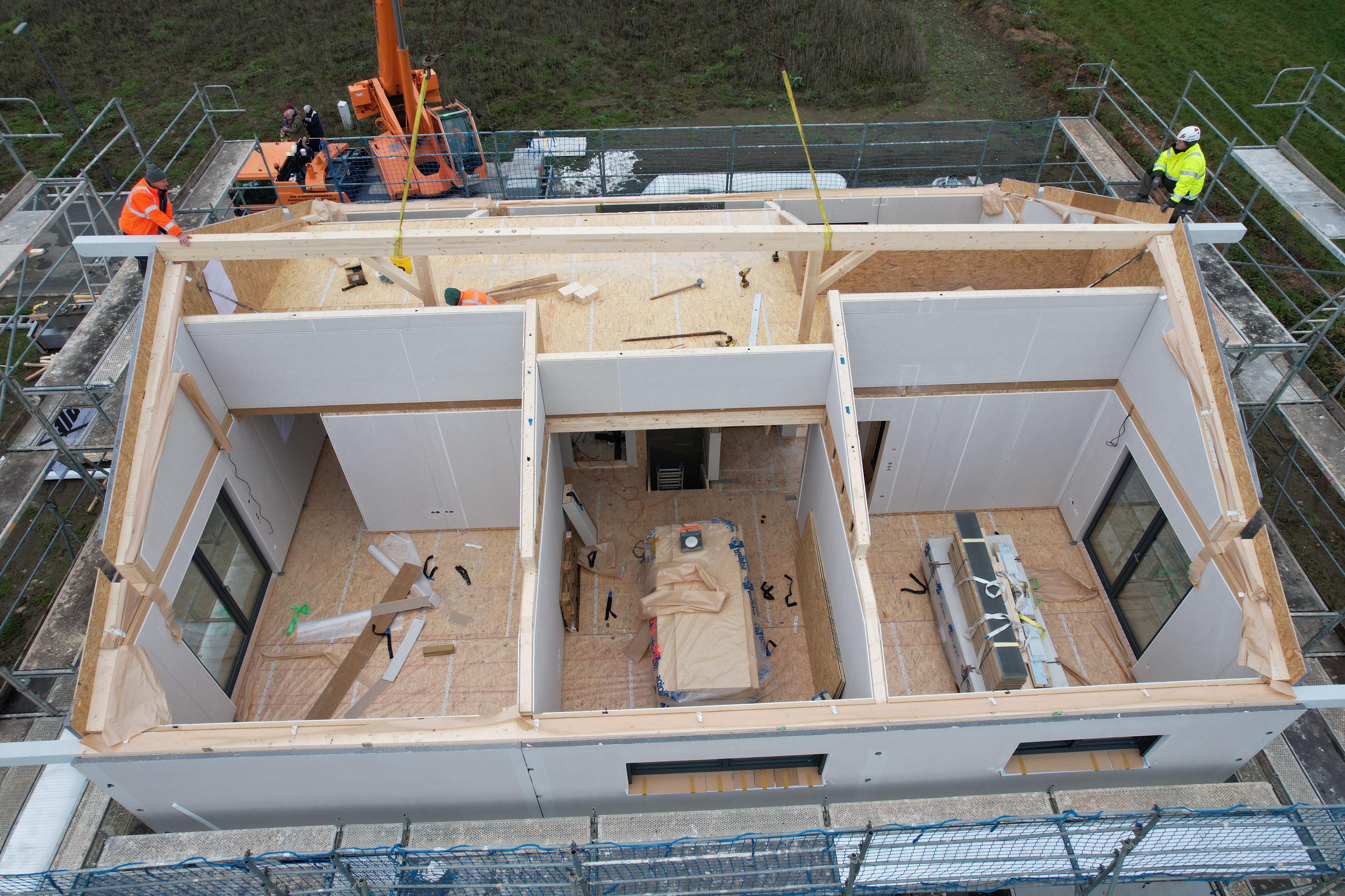 Holztafel-Montage von oben – WOLF-Fertigbauweise Bayreuth